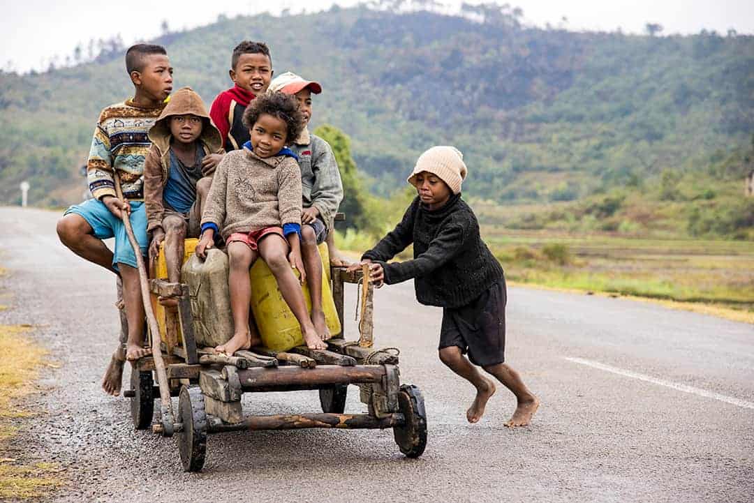 Fotoreis Madagaskar Ambolovaky Jeugd op een kar