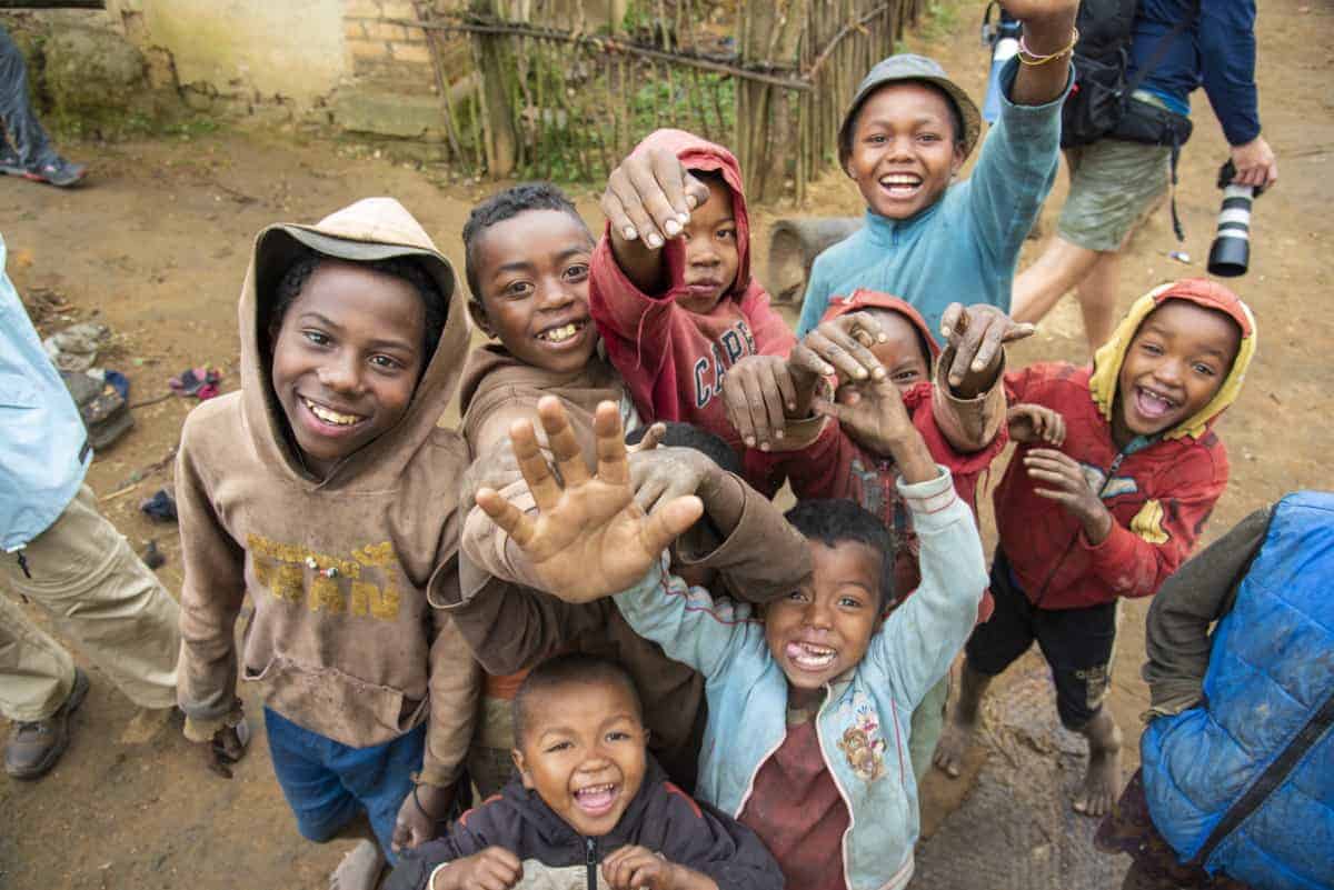Fotoreis Madagaskar Ambolovaky zwaaiende jeugd Fotoreis Madagaskar Ambolovaky zwaaiende jeugd