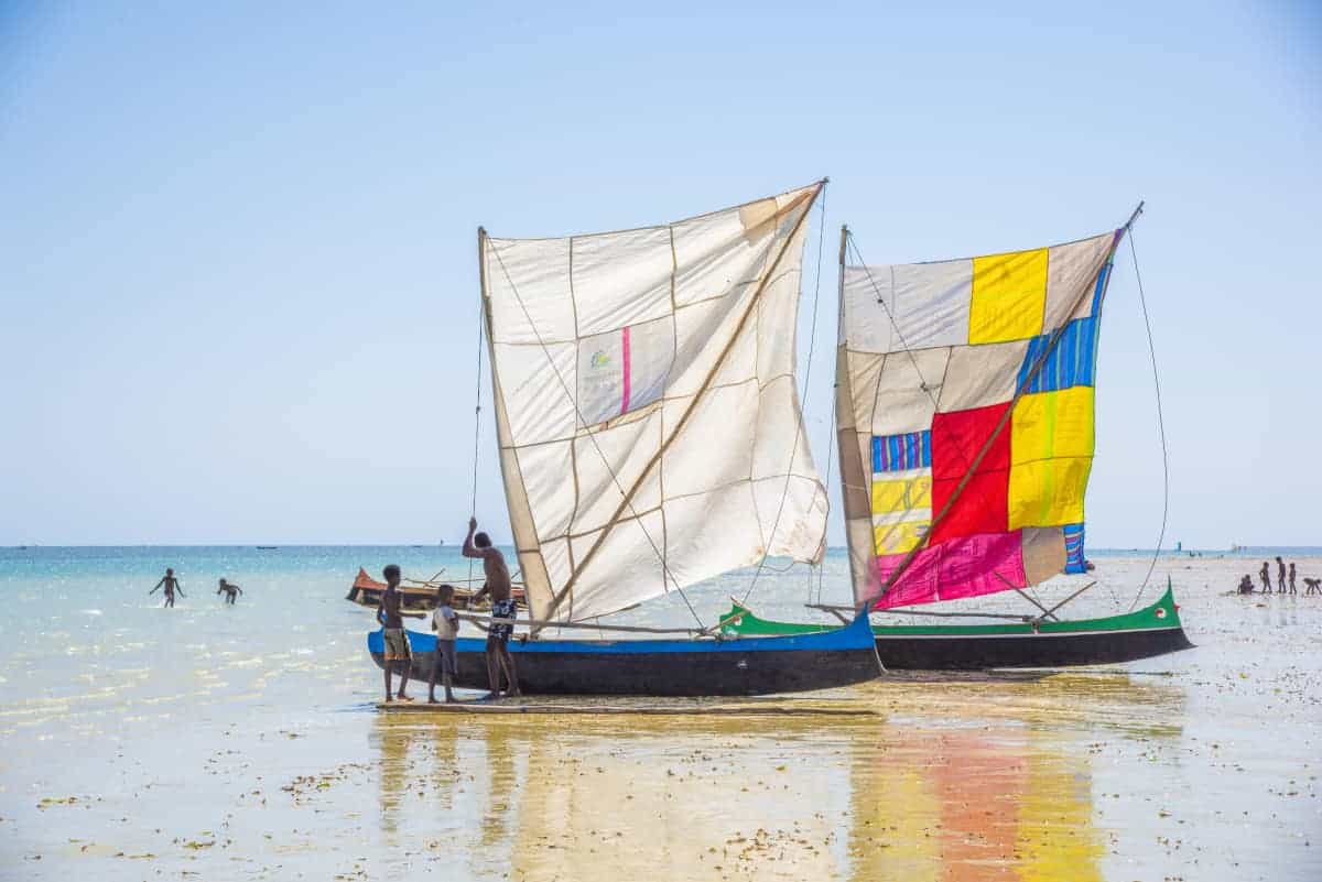 Fotoreis Madagaskar Ifaty vissersboor met kleurige zeilen Fotoreis Madagaskar Ifaty vissersboor met kleurige zeilen