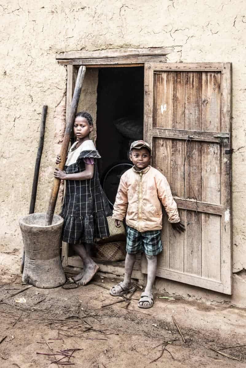 Fotoreis Madagaskar Kinderen bij de deur van een huis