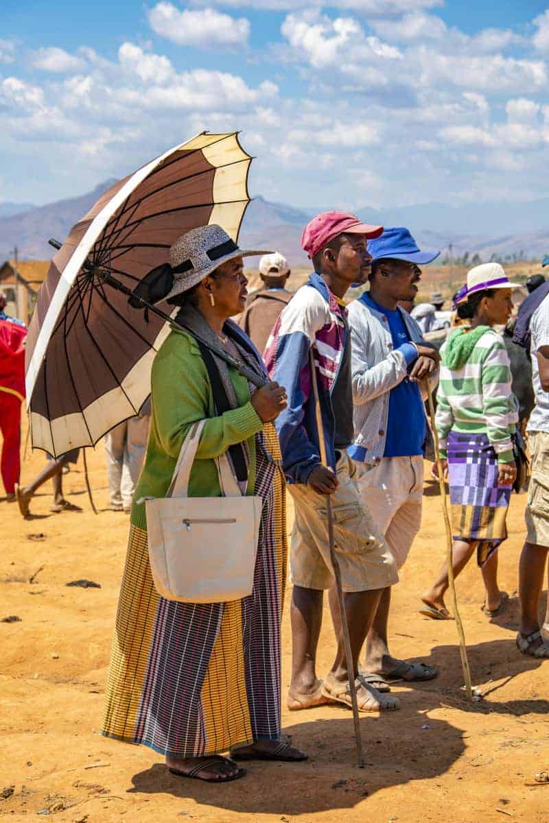 Fotoreis Madagaskar vrouw onder paraplu staand Fotoreis Madagaskar vrouw onder paraplu staand