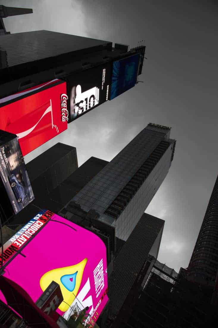 Fotoreizen New York Times Square met dreigende zwarte lucht