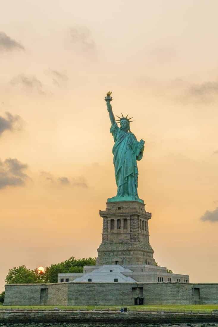 Fotoreis New York vrijheidsbeeld bij ondergaande zon staand Fotoreis New York vrijheidsbeeld bij ondergaande zon staand