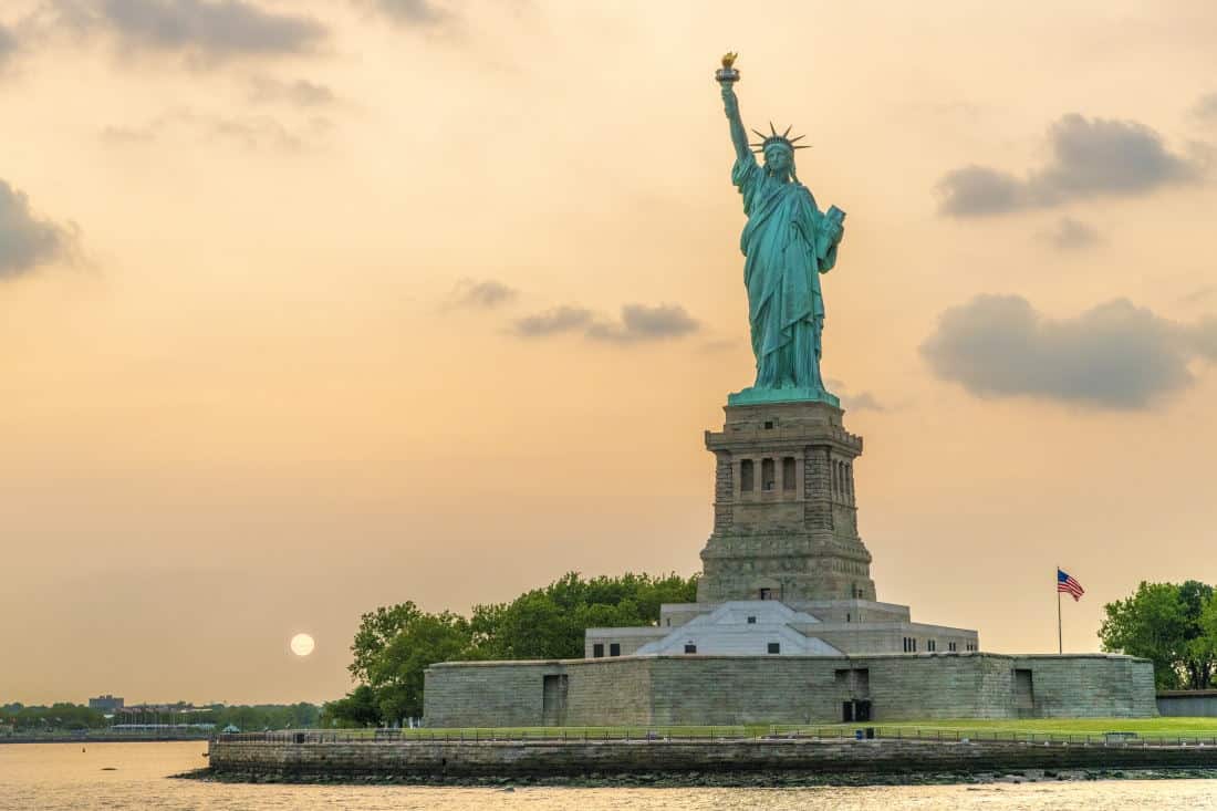 Fotoreis New York vrijheidsbeeld bij ondergaande zon Fotoreis New York vrijheidsbeeld bij ondergaande zon