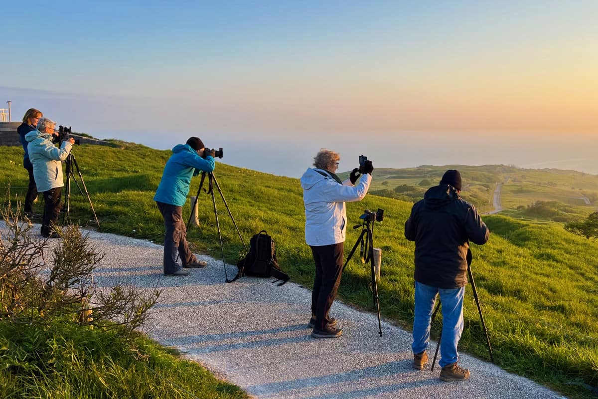 Fotoreis Opaalkust - deelnemers in actie 37 Cap de Blanc New bij zonsopkomst tijdens de Fotografiereis Opaalkust