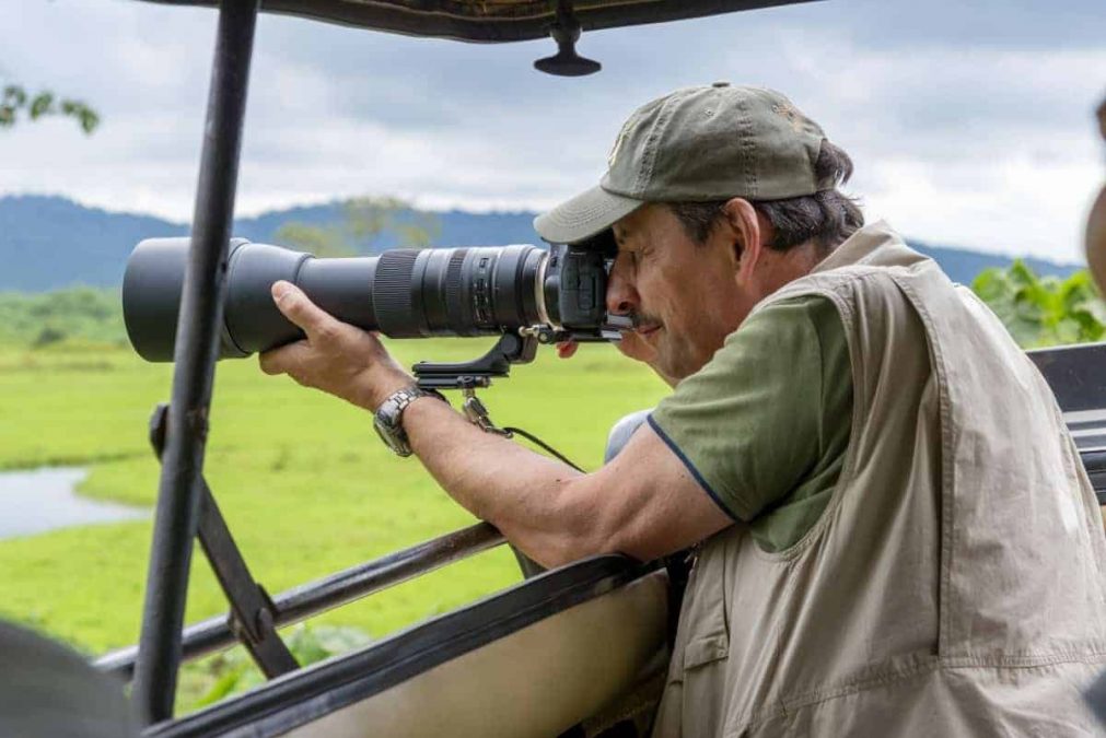 Fotoreis Tanzania - Man maakt foto vanuit jeep
