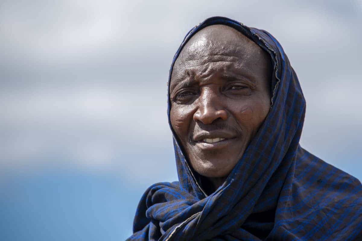 Fotoreis Tanzania Masai Man met blauw doek