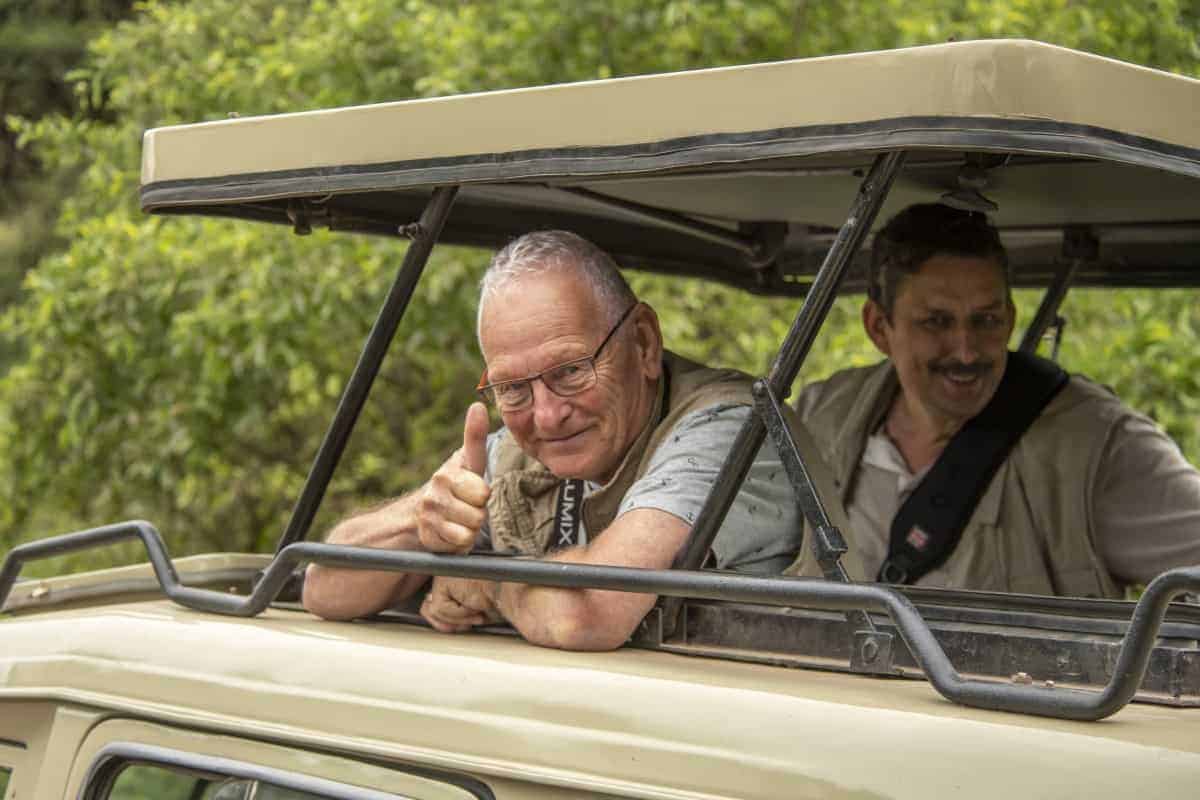 Fotoreis Tanzania man steekt duim omhoog