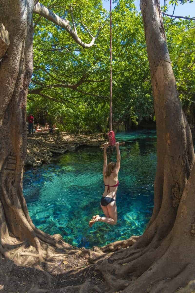 Fotoreis Tanzania meisje spring aan touw in het water Fotoreis Tanzania meisje spring aan touw in het water