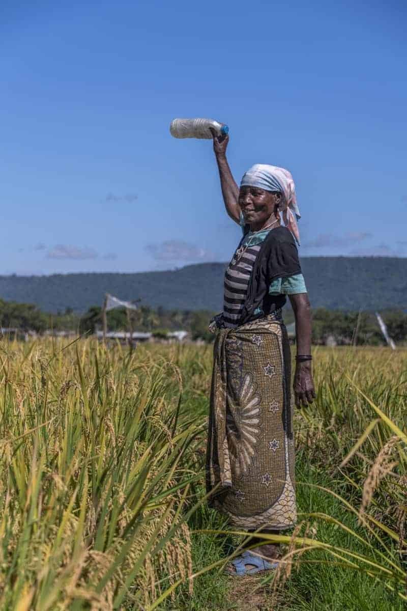 Fotoreis Tanzania - Oude vrouw met fles