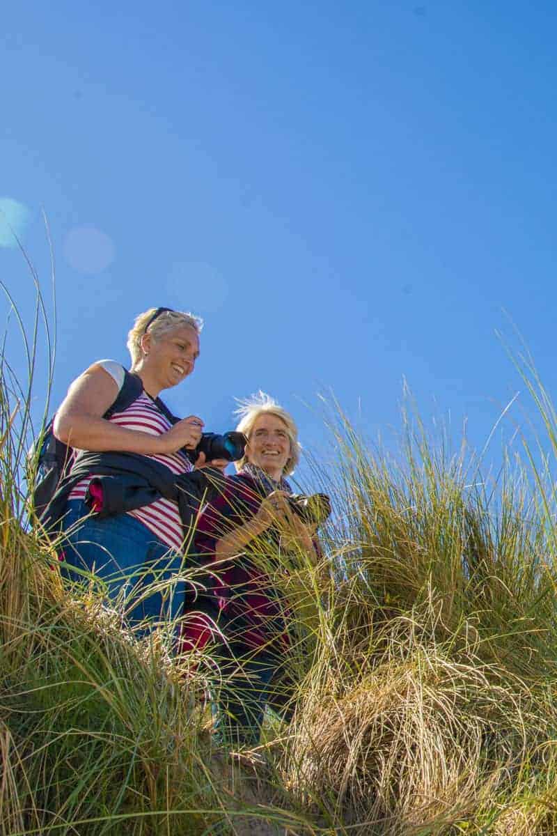 Fotoweekend Ameland - Twee deelnemers in de duinen Fotoweekend Ameland - Twee deelnemers in de duinen