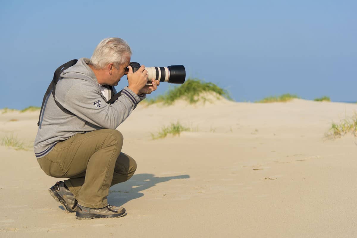 Deelnemer fotografeert op het strand van Ameland