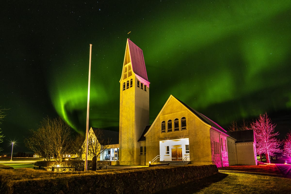 Noorderlicht boven kerk Selfoss Fotoreizen Ijsland