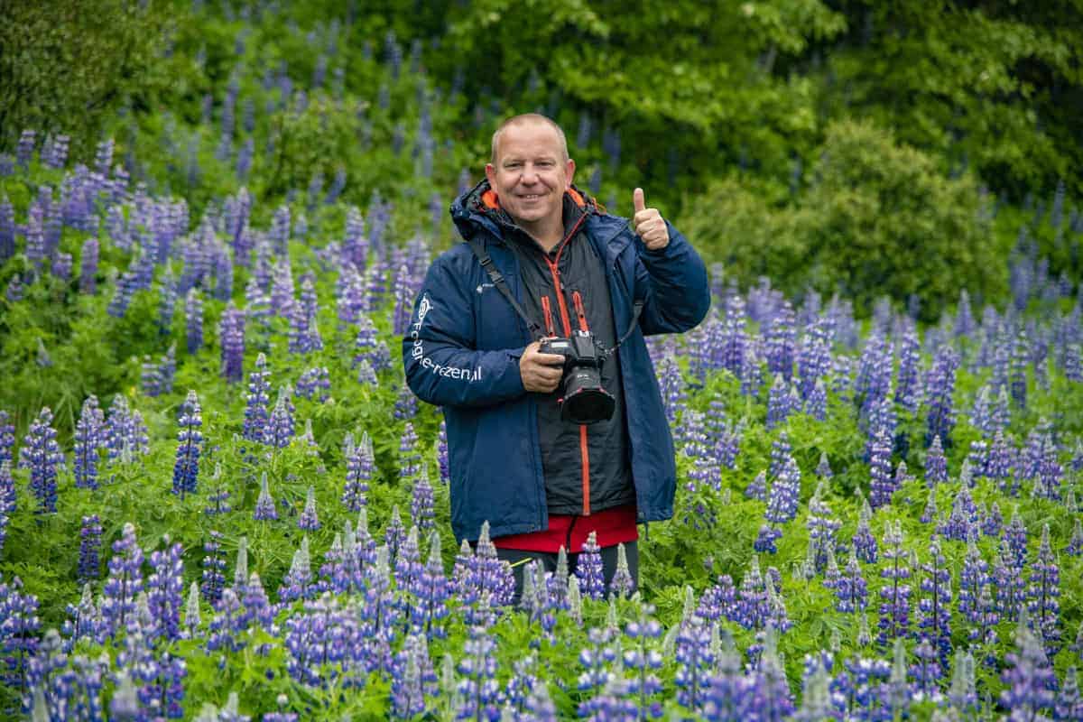 Fotoreizen IJsland Westfjorden 7 Fotoreizen IJsland Westfjorden Patrick in de lupinen
