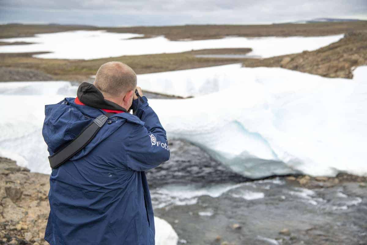 Patrick fotografeert op weg naar de Westfjorden op IJsland