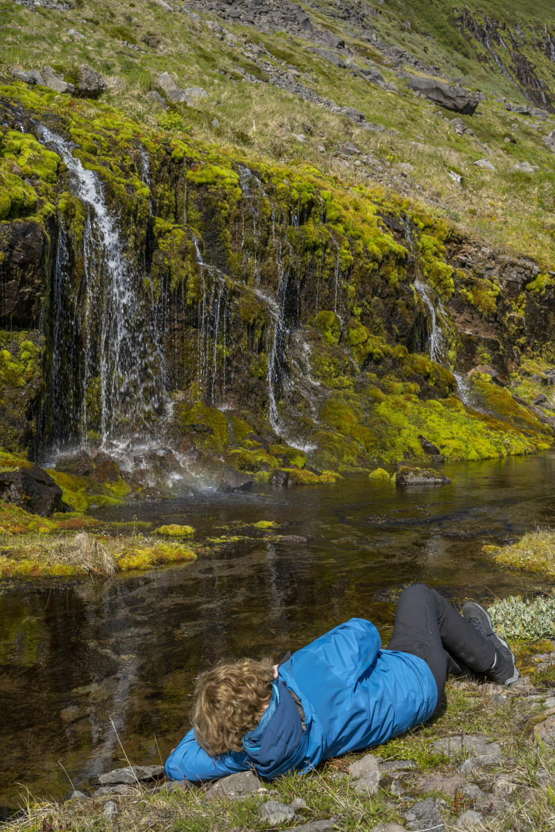 Fotoreizen IJsland Westfjorden deelnemers22 Deelnemer Inge in actie tijdens de Fotoreis IJsland Westfjorden