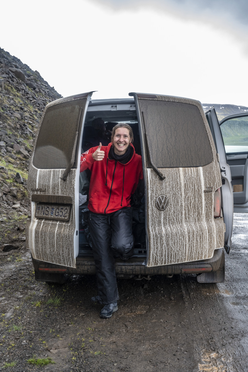 Fotoreizen IJsland Westfjorden deelnemers54 Eveline bij vies busje op IJsland Westfjorden