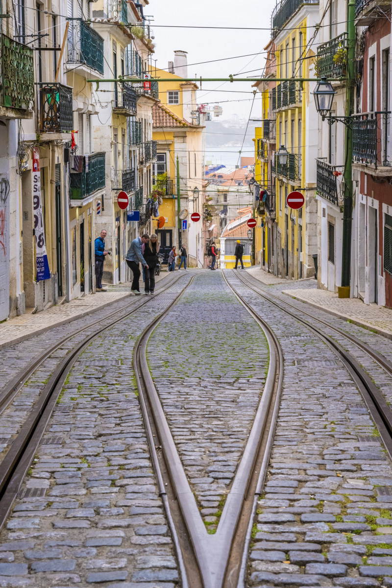 Nauw steegje met tramrails in Lissabon fotografiereizen
