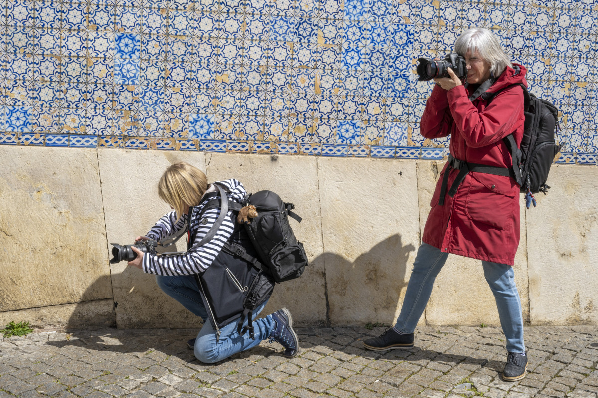 Deelnemers fotograferen tijdens Fotoreis Lissabon