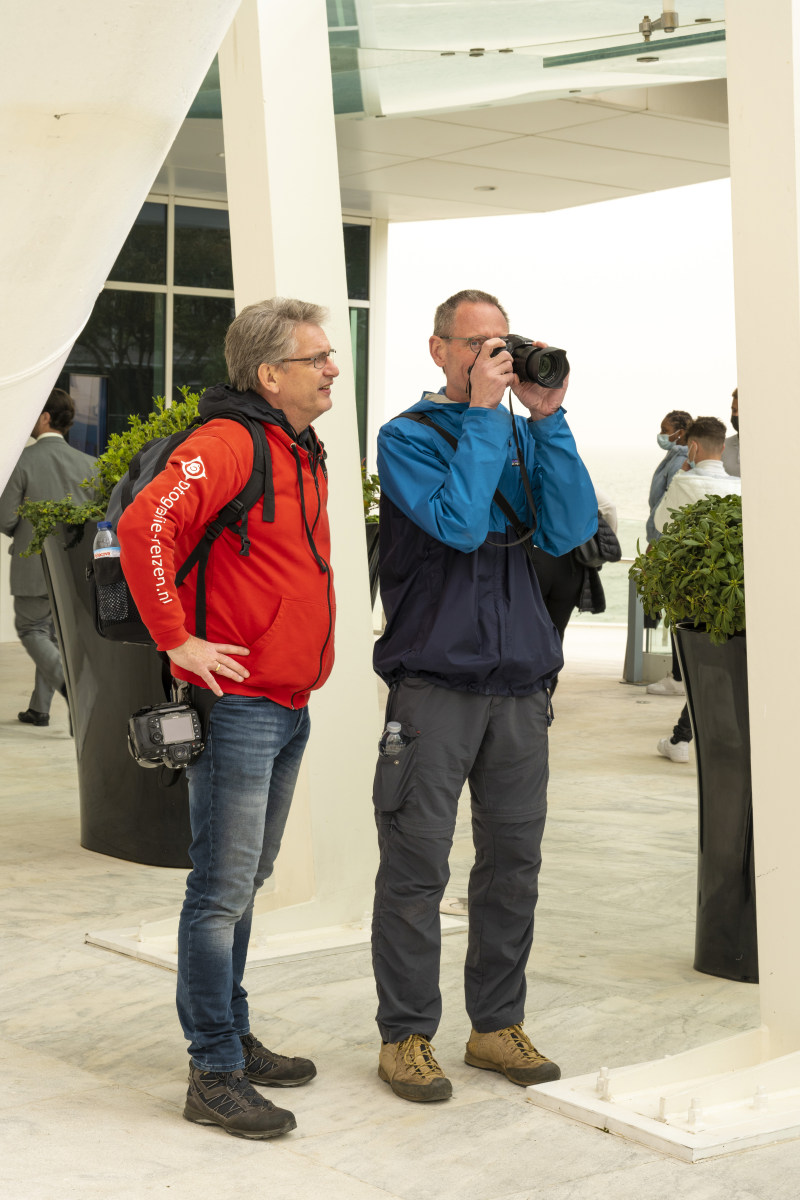 Sjouke Hietkamp helpt deelnemer tijdens Fotoreis Lissabon