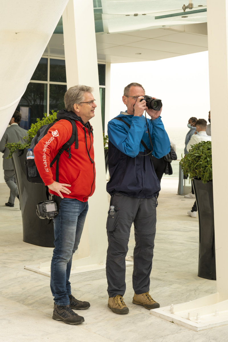 Fotoreizen Lissabon 38 Sjouke Hietkamp helpt deelnemer tijdens Fotoreis Lissabon
