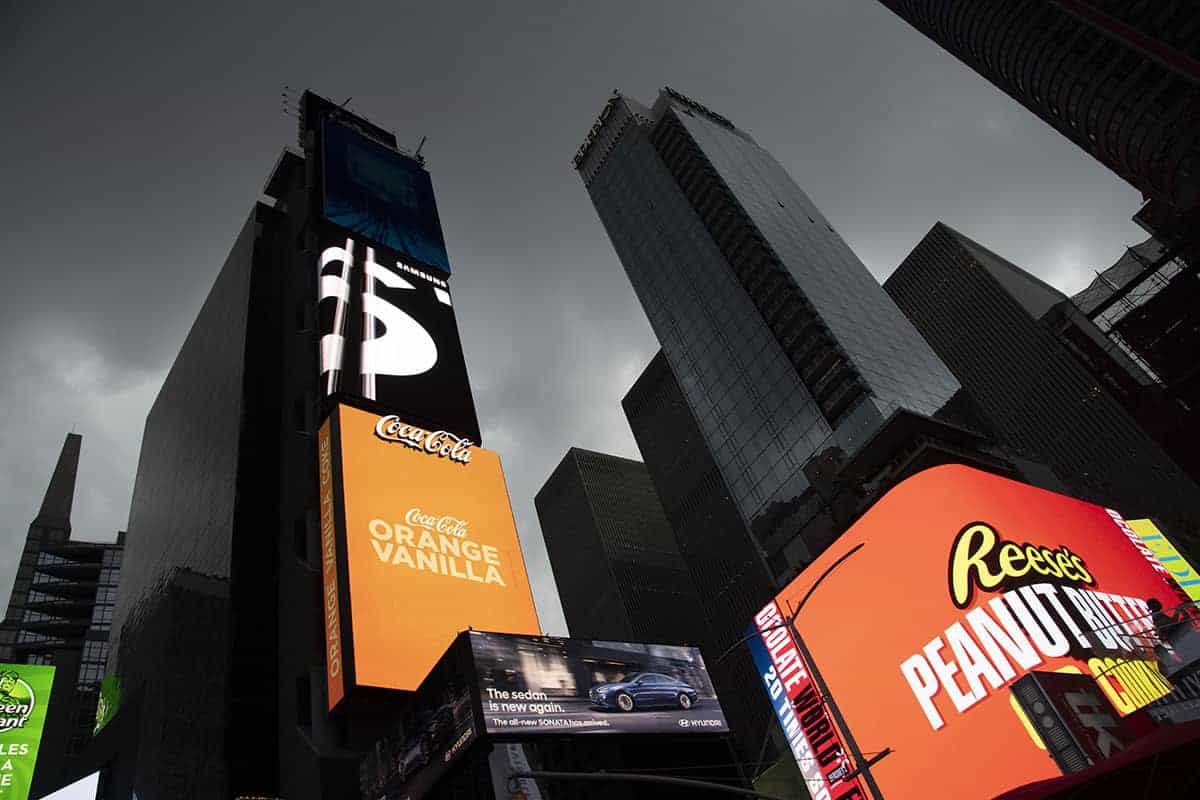 Fotoreizen New York Times Square met dreigende zwarte lucht