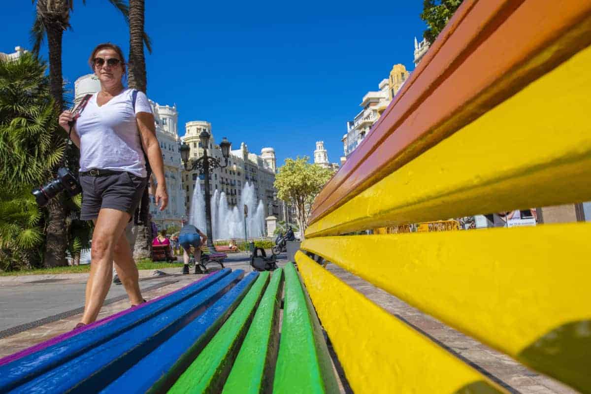 Fotoreizen Valencia Karin bij gekleurd bankje Fotoreizen Valencia Karin bij gekleurd bankje