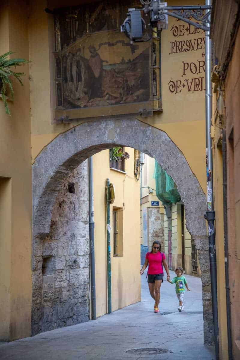 Fotoreizen Valencia - Steeg met poortje Fotoreizen Valencia - Steeg met poortje