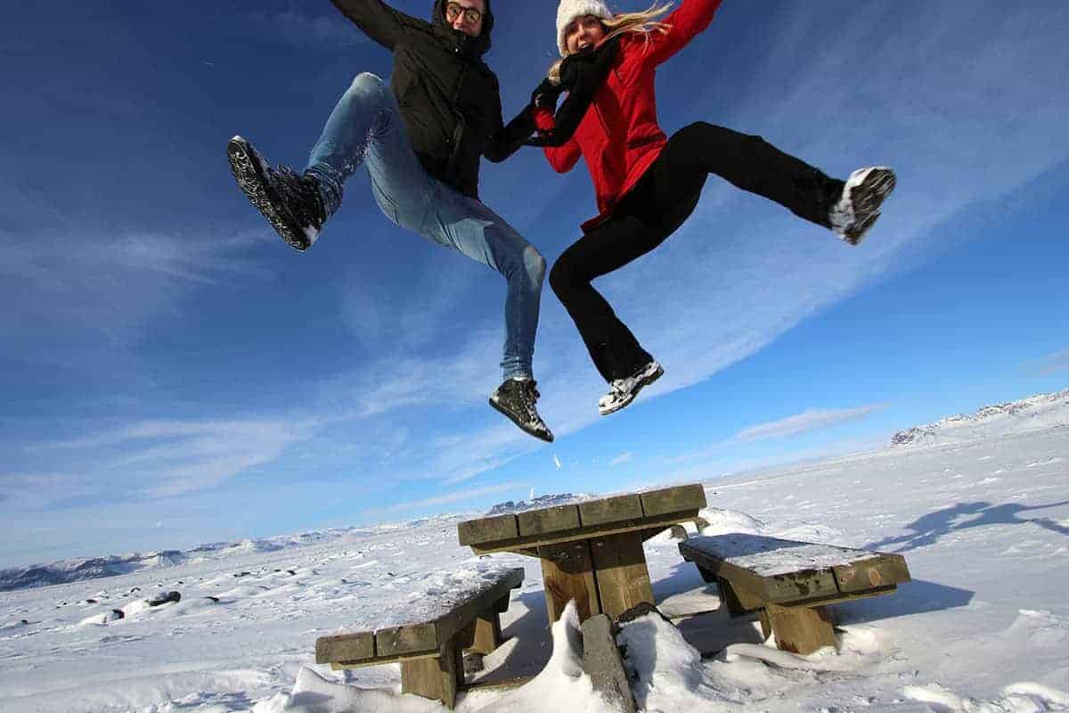 Fotoreizen op Maat - Ankie Tielens en Jeroen springen op IJsland in de lucht Fotoreizen op Maat - Ankie Tielens en Jeroen springen op IJsland in de lucht