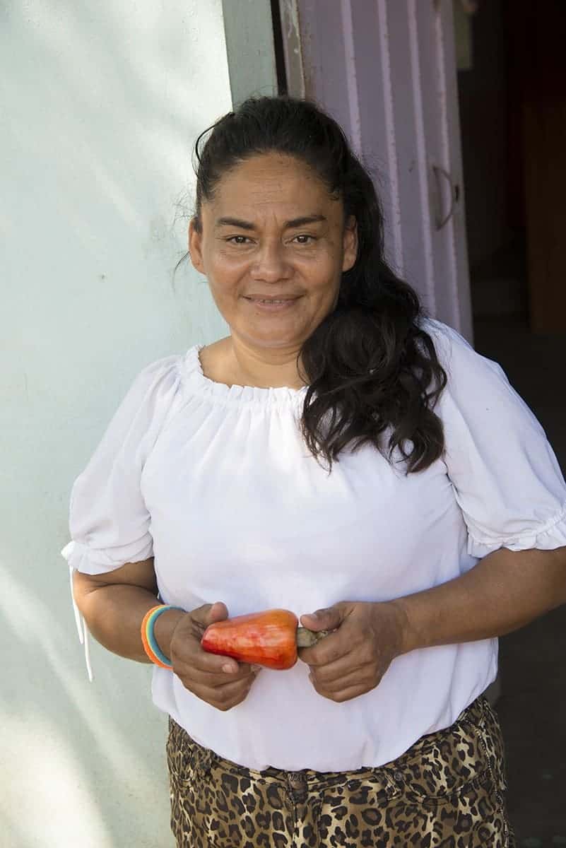 Fototips - El Salvador - bananenvrouwtje - Maria met cashewvrucht in hand Fototips - El Salvador - bananenvrouwtje - Maria met cashewvrucht in hand