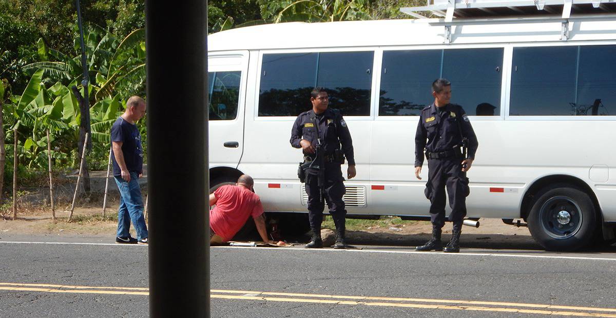 Fototips - El-Salvador politiebescherming bij bandenpech