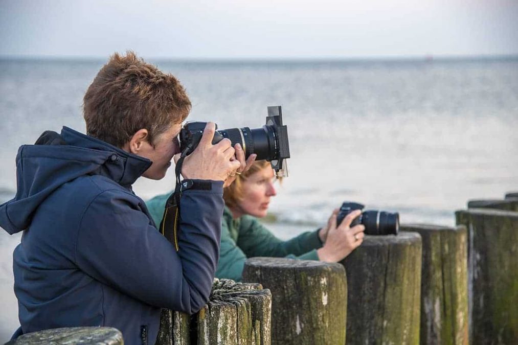 Fotoweekend Ameland 2018 Karin Groenen aan het fotograferen op het strand