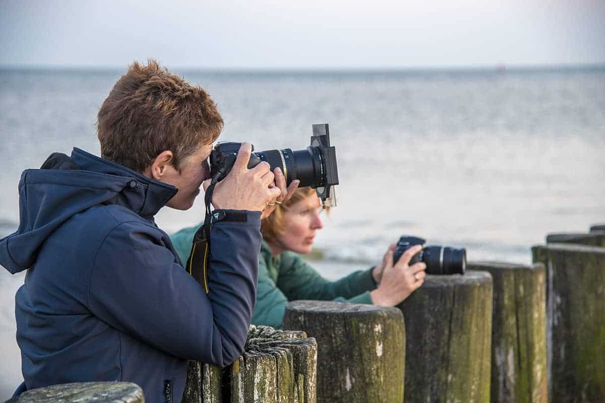 Fotoweekend Ameland 2018 Karin Groenen aan het fotograferen op het strand