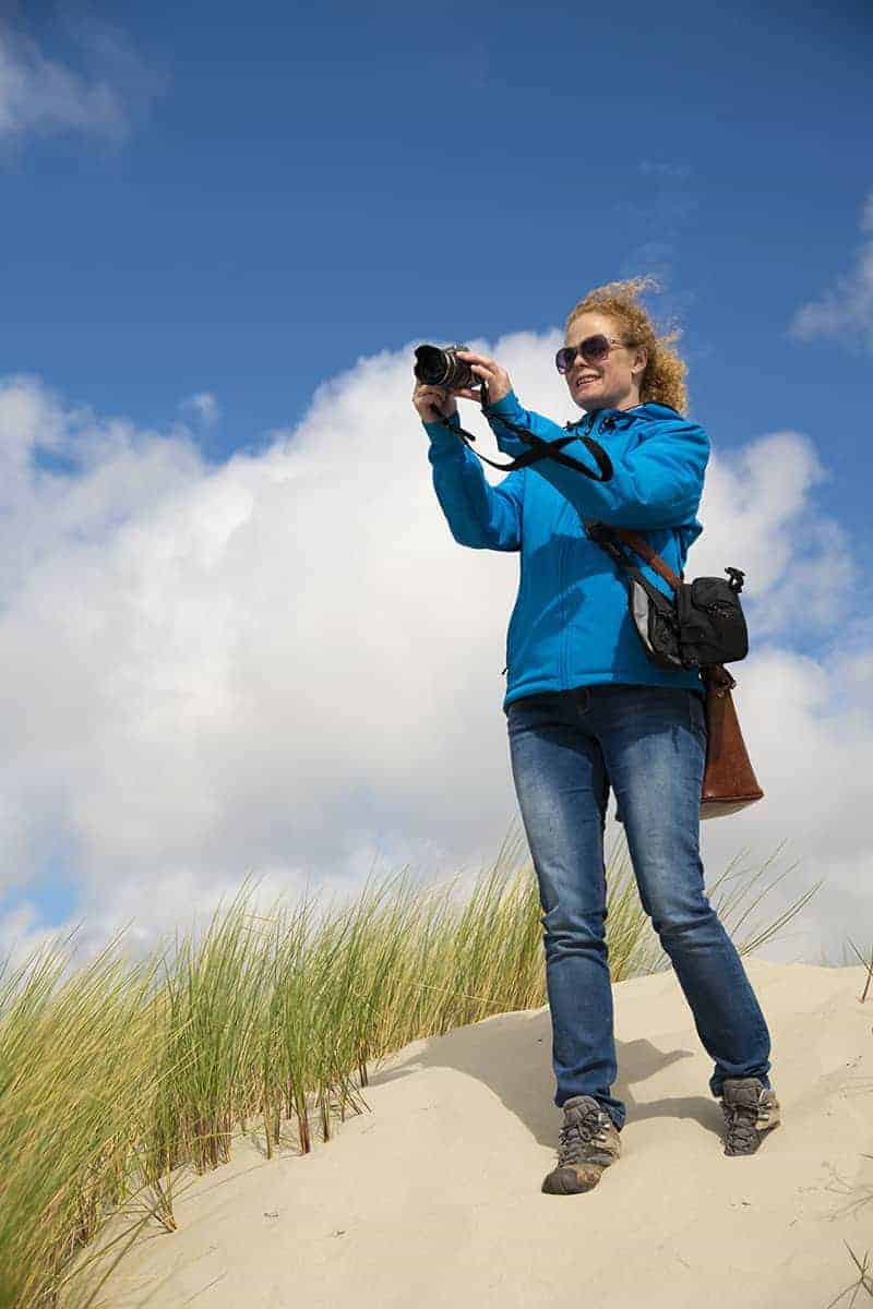 Inez fotografeert vanaf een duin tijdens het Fotoweekend Ameland Inez fotografeert vanaf een duin tijdens het Fotoweekend Ameland