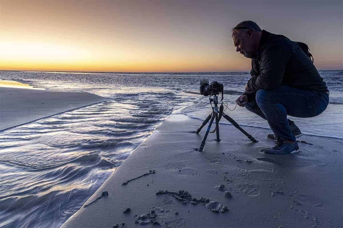 Peter op het strand van Nes tijdens het Fotoweekend Ameland bij zonsondergang Peter op het strand van Nes tijdens het Fotoweekend Ameland bij zonsondergang