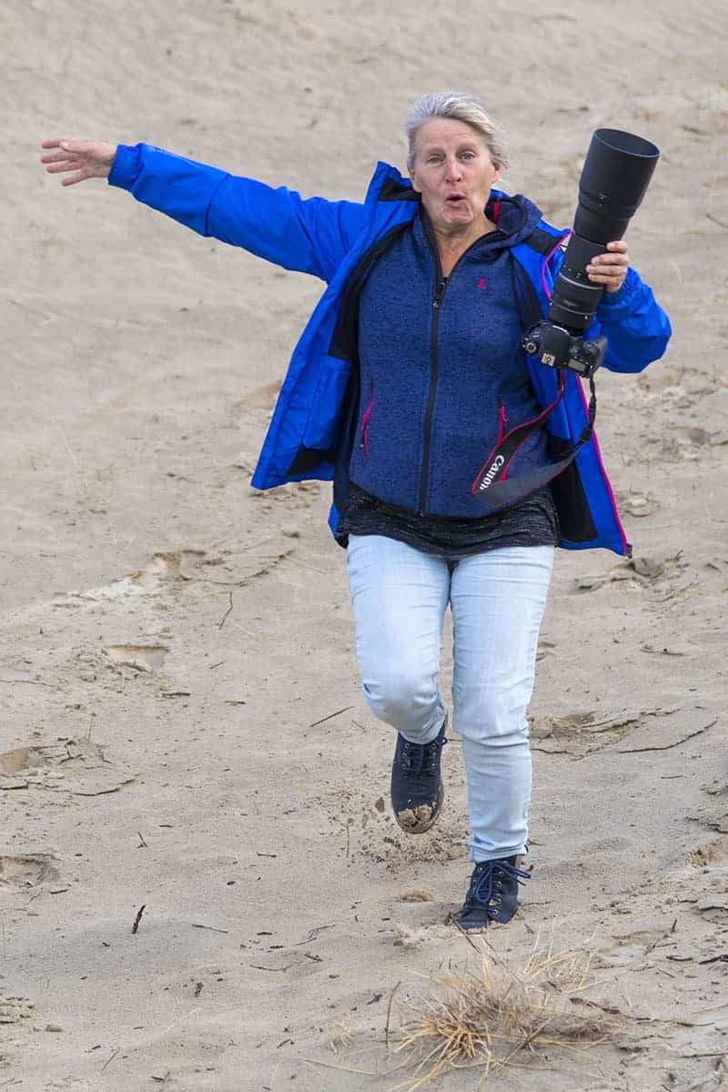 Fotoweekend Ameland - Deelneemster rent met camera Fotoweekend Ameland - Deelneemster rent met camera