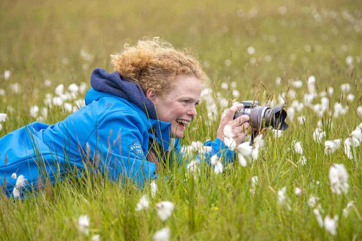 Lachend in het gras aan het fotograferen. Fotoreis Ameland. Lachend in het gras aan het fotograferen. Fotoreis Ameland.