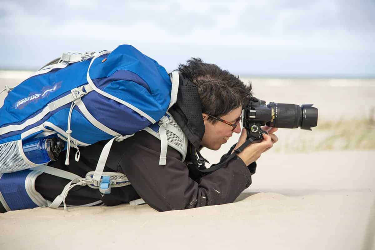 Fotoweekend Ameland liggend op het strand Jacqueline liggend op het strand van Ameland. Fotoreis.