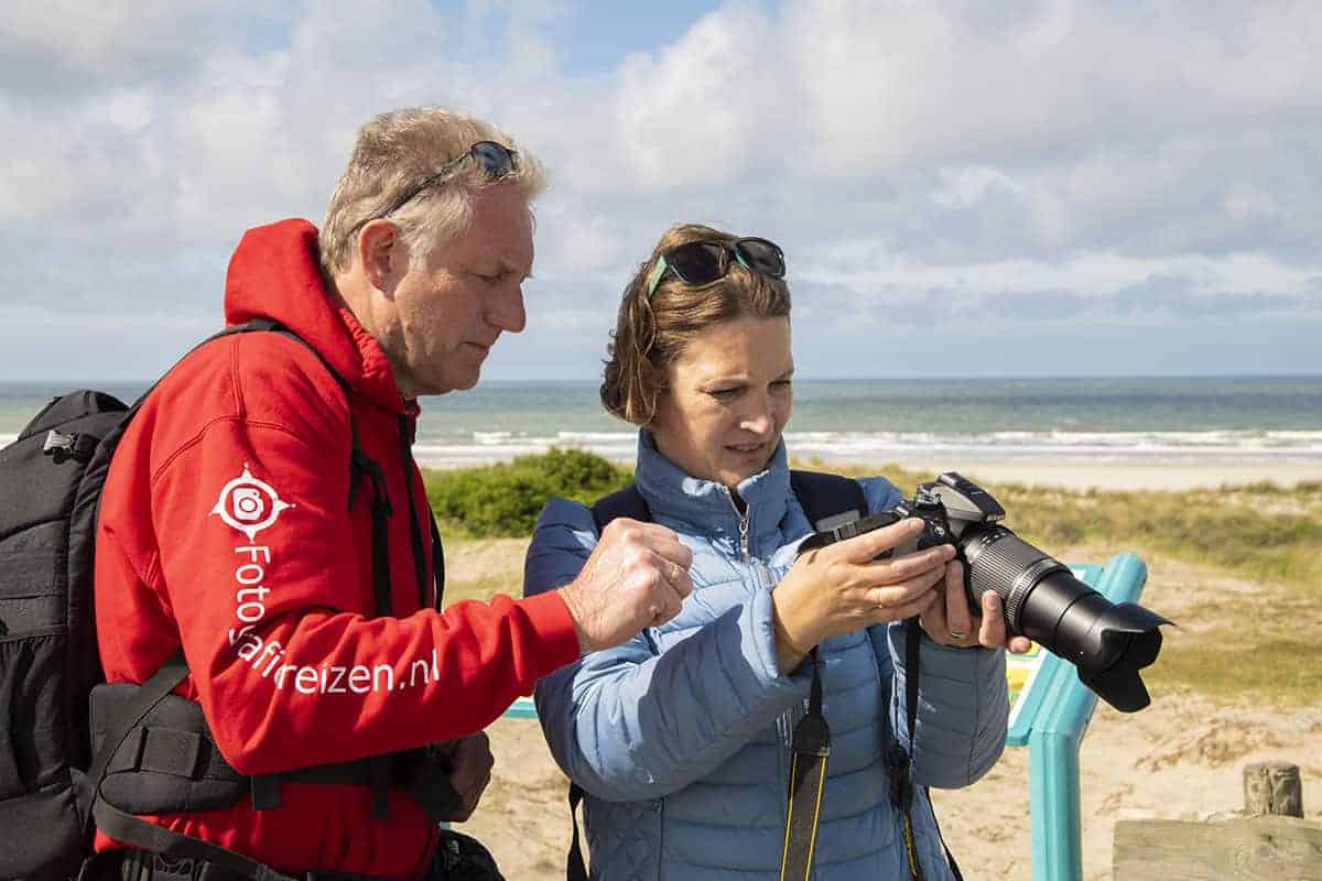 Uitleg van Jan Veijer tijdens het Fotoweekend Ameland. Uitleg van Jan Veijer tijdens het Fotoweekend Ameland.