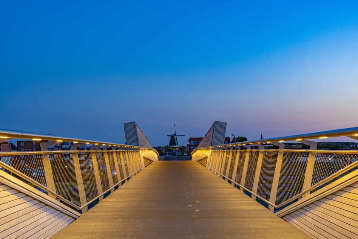 Fotoweekend Groninger Waddenkust Boulevard Delfzijl avond 11_01 Loopbrug Delfzijl in blauwe kwartiertje fotoweekend Groninger Waddenkust