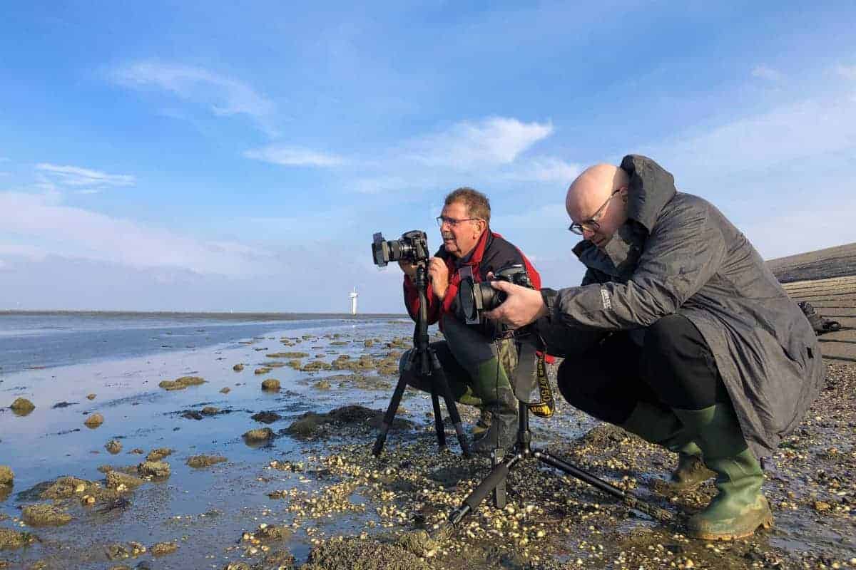 Fotoweekend Groninger Waddenkust heren met statief op het wad_01 Fotoweekend Groninger Waddenkust heren met statief op het wad