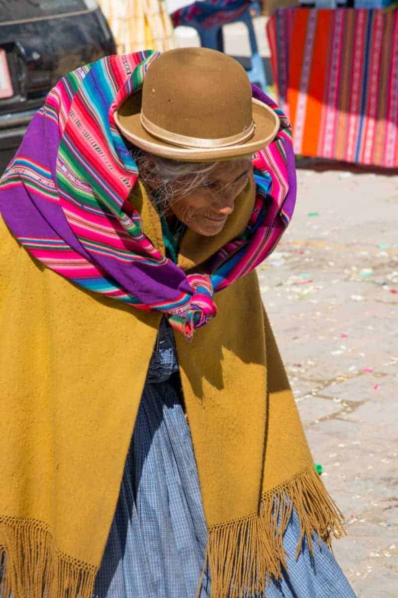 Gebogen vrouwtje Copacobana Bolivia Gebogen vrouwtje Copacobana Bolivia