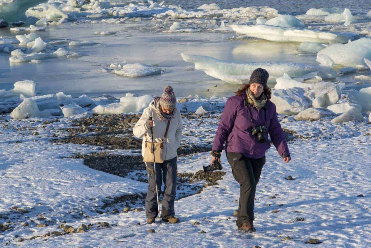 Deelnemers fotograferen in de winter