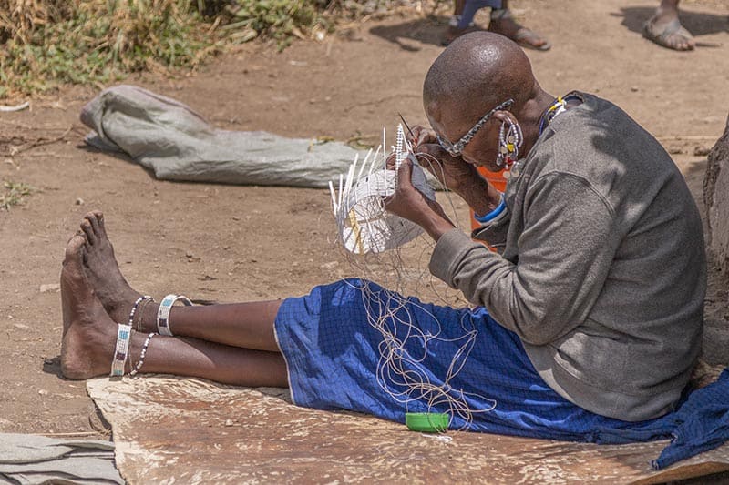 Tijdens deze reis bezochten we een klein Masai dorp. We werden hartelijk ontvangen door de dorpsbewoners die het geen probleem vonden dat wij met onze camera's en (soms wel hele) grote lenzen het dorp en de mensen fotografeerden.