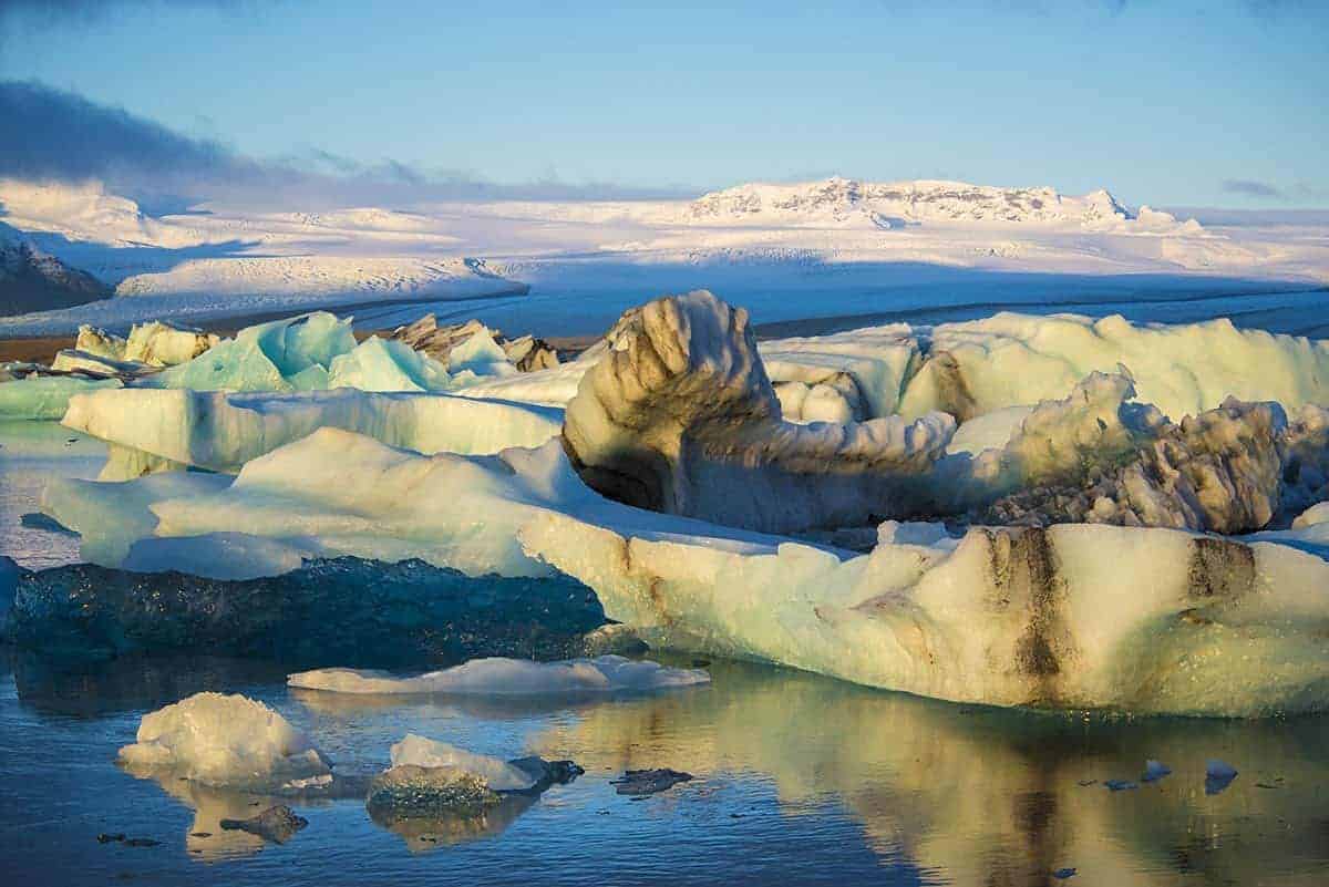 Het ijsschotsenmeer Jokulsarlon in duizenden schitterende kleuren in de ochtendzon. Het ijsschotsenmeer Jokulsarlon in duizenden schitterende kleuren in de ochtendzon.