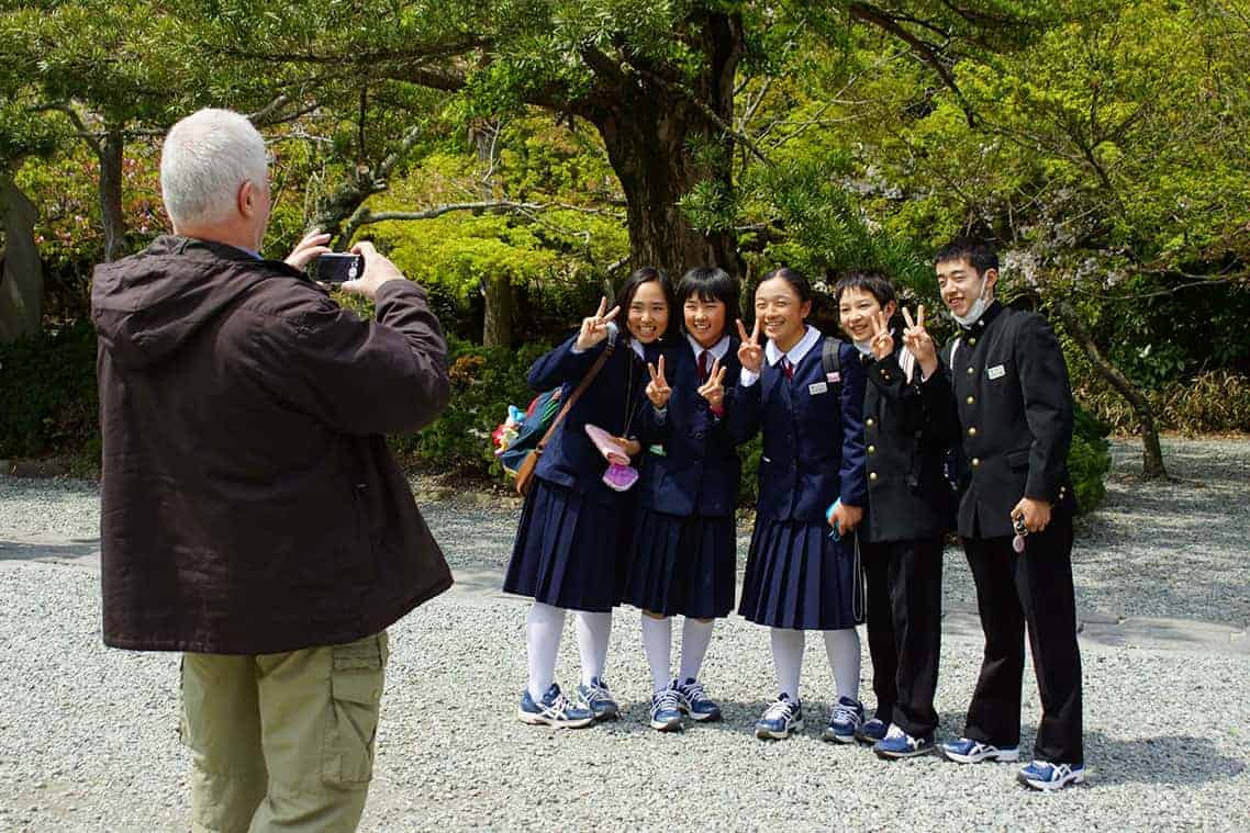 Japanse schoolmeisjes op de foto Japanse schoolmeisjes op de foto