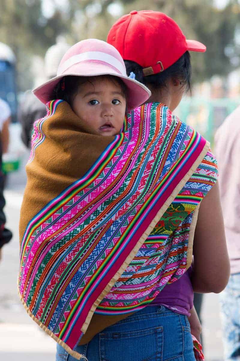 kind in Rugzak Peru
