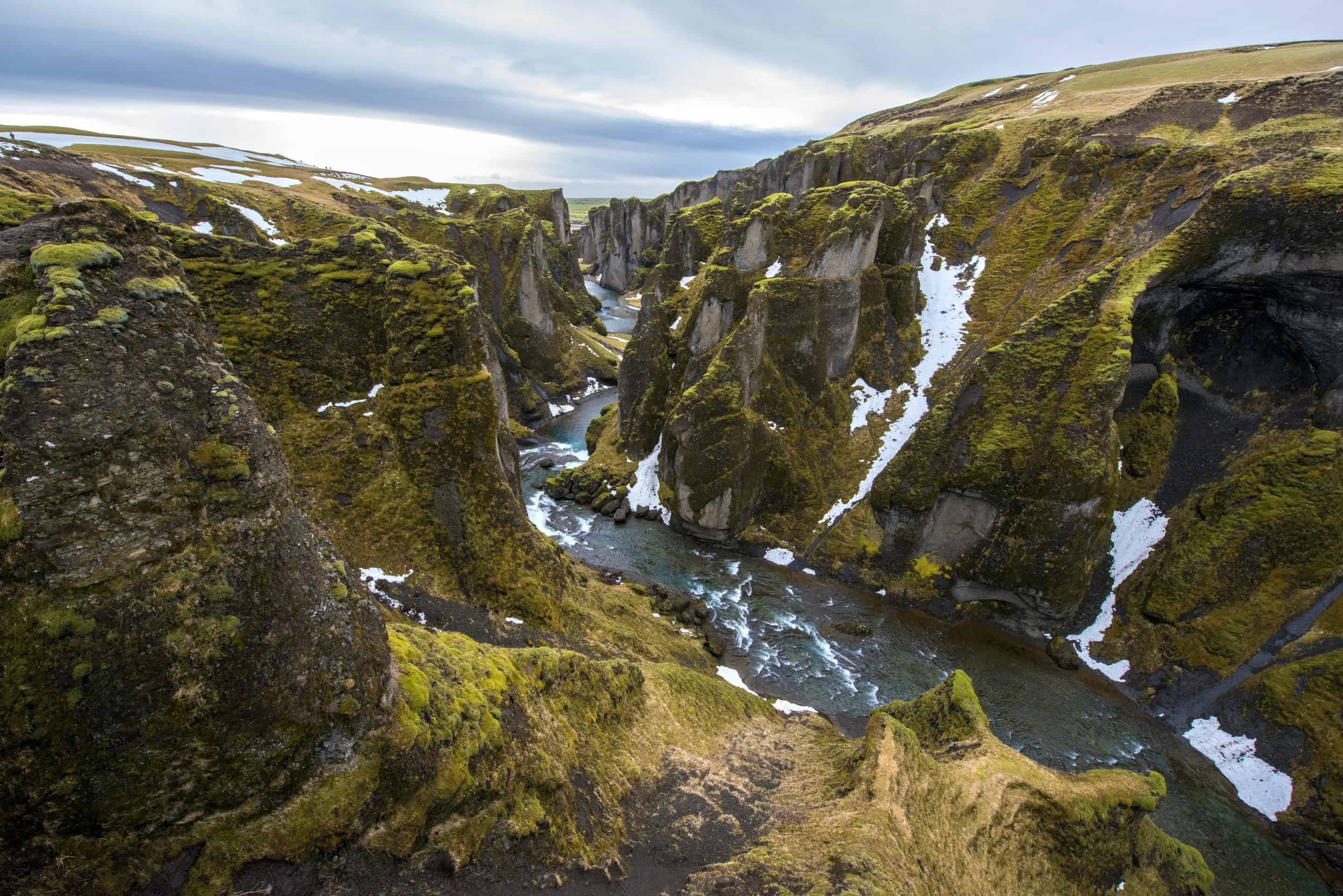Kloof Fjadrárgljúfur - Fotoreis IJsland Het water baant zich een weg door de groene kloof Fjadrárgljúfur.