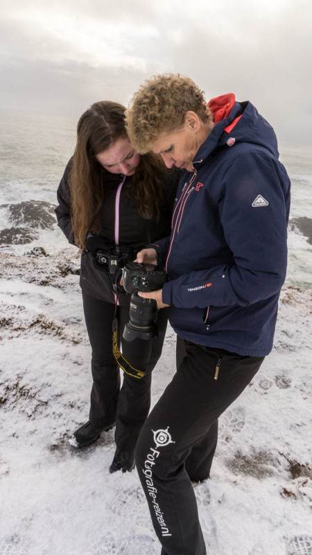 Fotografe Yolanda Wals geeft uitleg tijdens de Fotoreis Betoverend IJsland. Fotografe Yolanda Wals geeft uitleg tijdens de Fotoreis Betoverend IJsland.