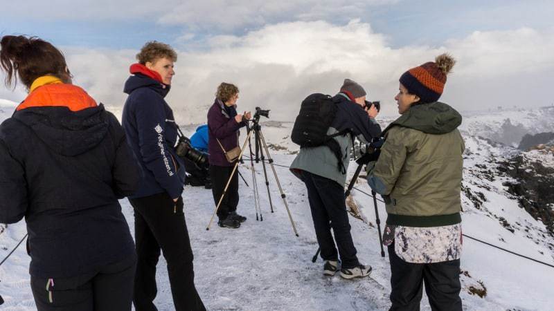 Yolanda Wals geeft uitleg tijdens fotoreis IJsland